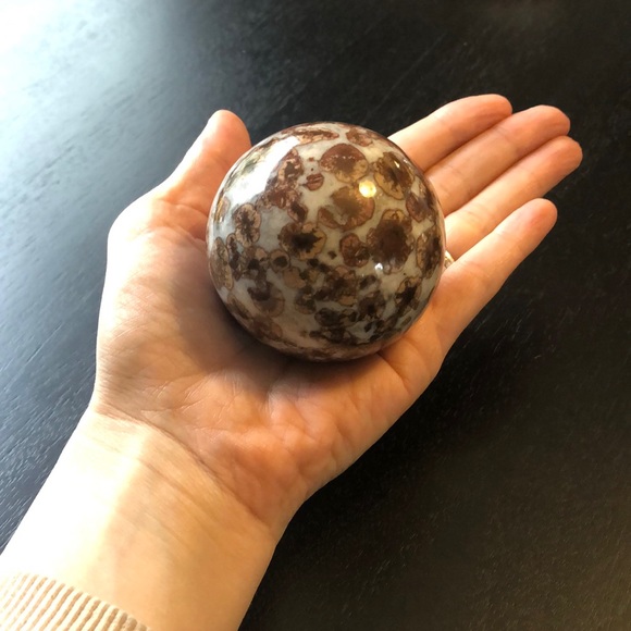 Spotted agate sphere - Picture 7 of 7